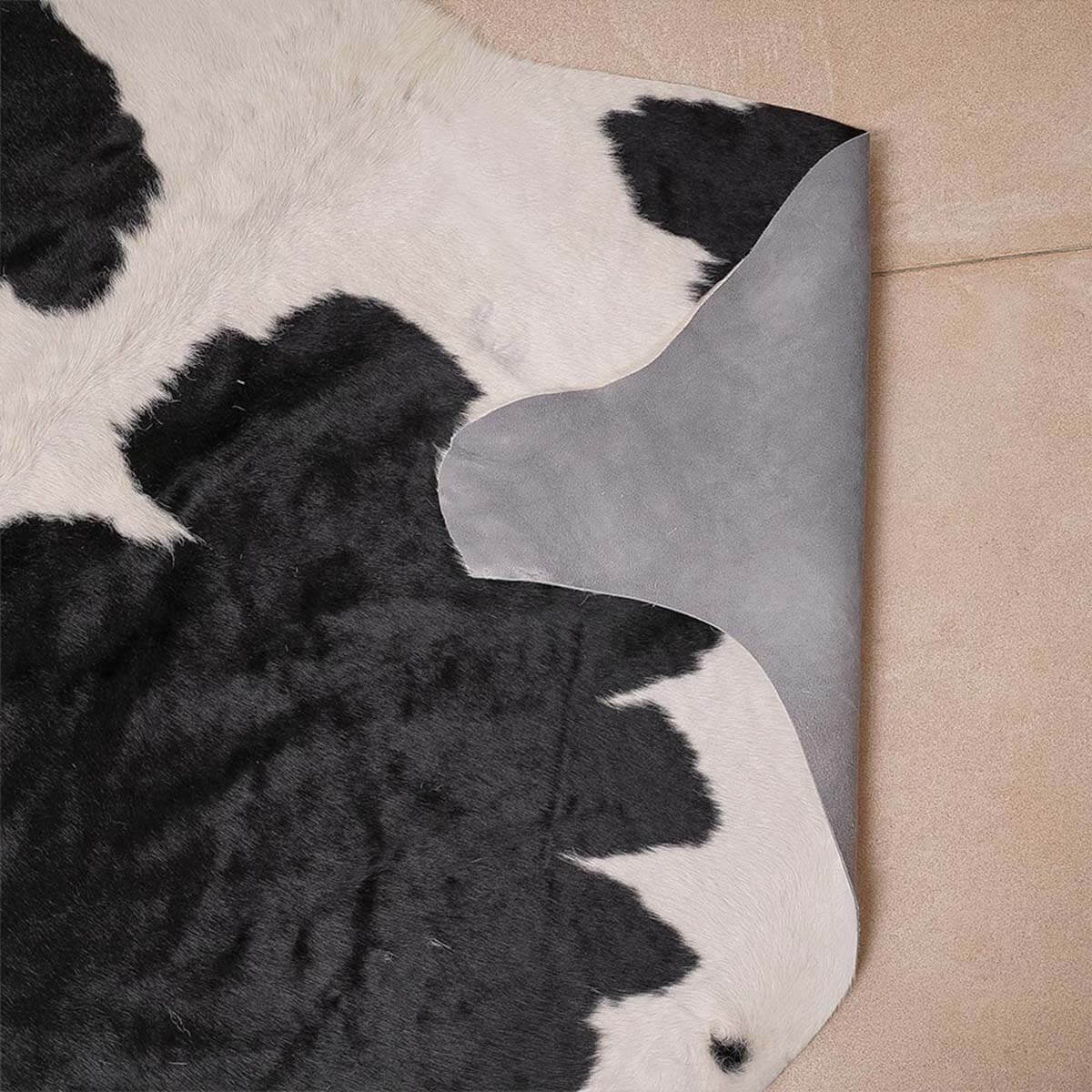 Black and White Cowhide Rug – 6´ x 5.8´