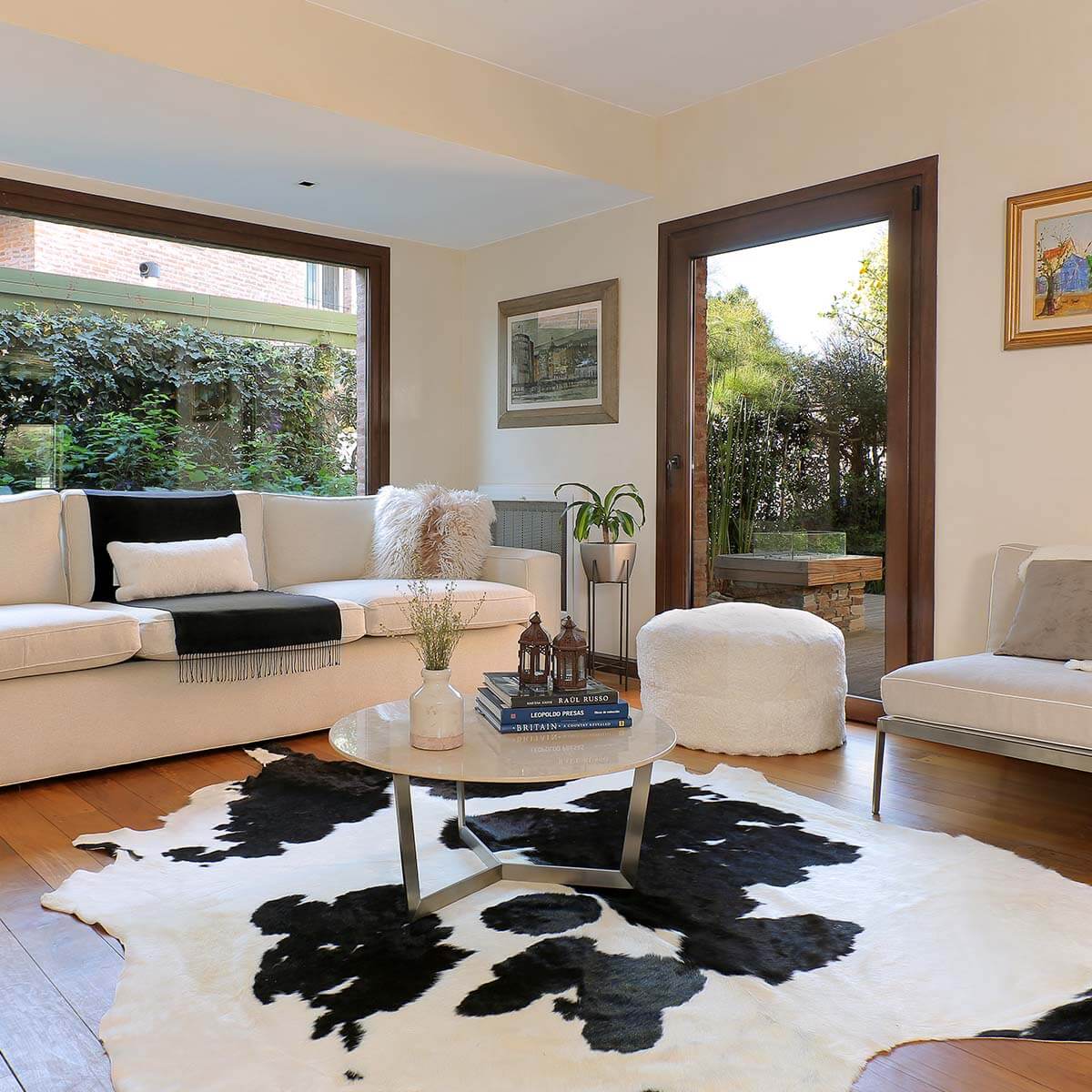 Black and White Cowhide Rug – 6´ x 5.8´